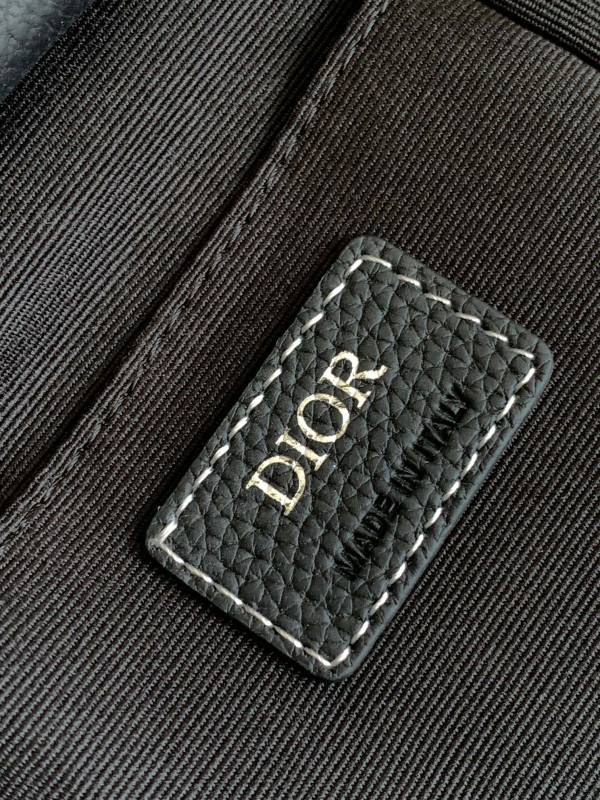 D*or saddle vertical pouch with strap