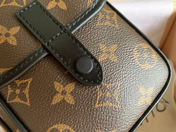l**is V*t*n christopher wearable wallet