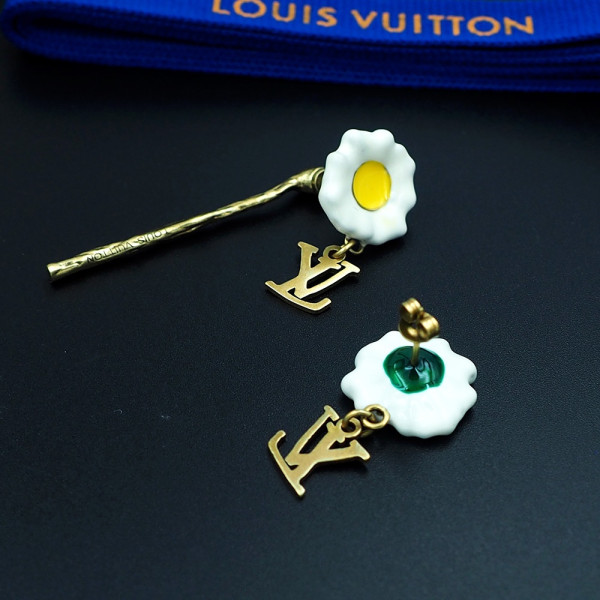 l**is V*t*n earrings