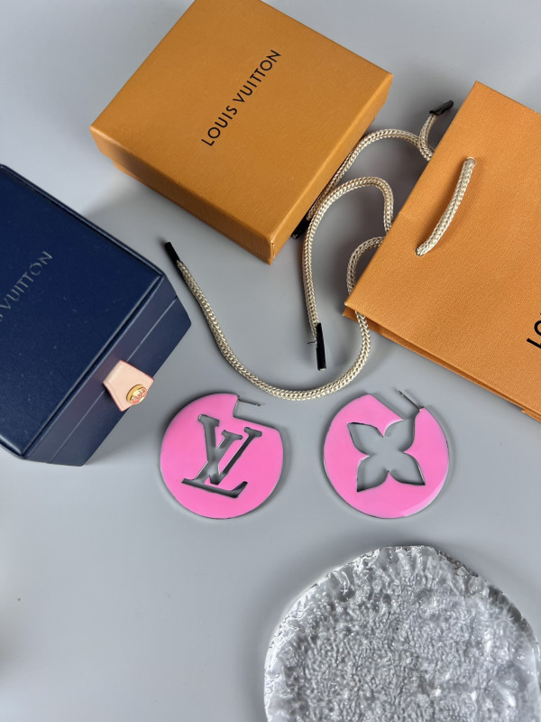 l**is V*t*n earrings