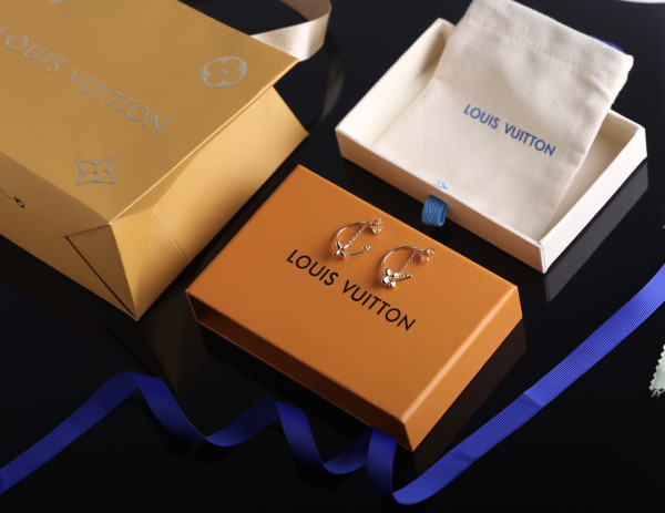 l**is V*t*n earrings
