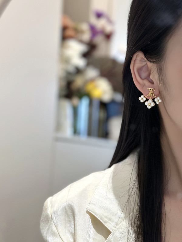 l**is V*t*n earrings