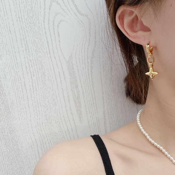 l**is V*t*n earrings