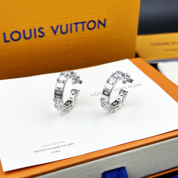 l**is V*t*n earrings