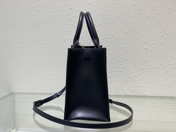 small D*or book tote