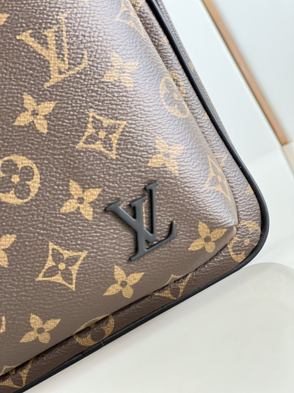 l**is V*t*n avenue slingbag nm