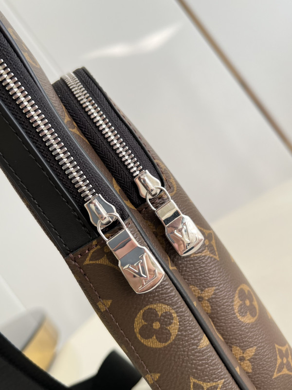 l**is V*t*n avenue slingbag nm