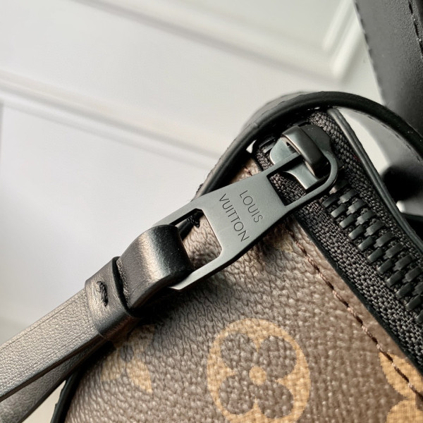 l**is V*t*n moon crossbody