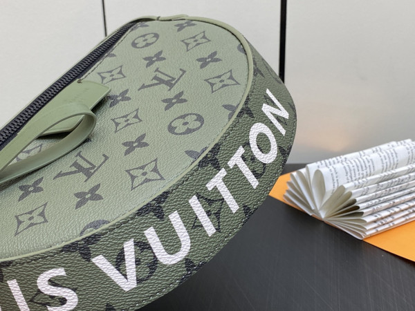 l**is V*t*n moon crossbody