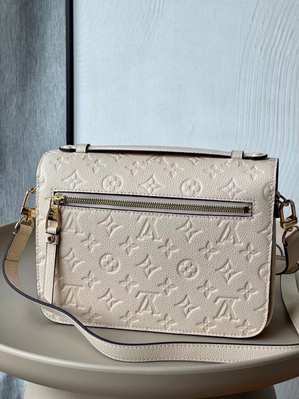 l**is V*t*n pochette metis east west