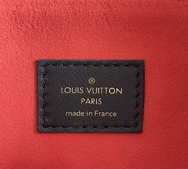 l**is V*t*n coussin bb