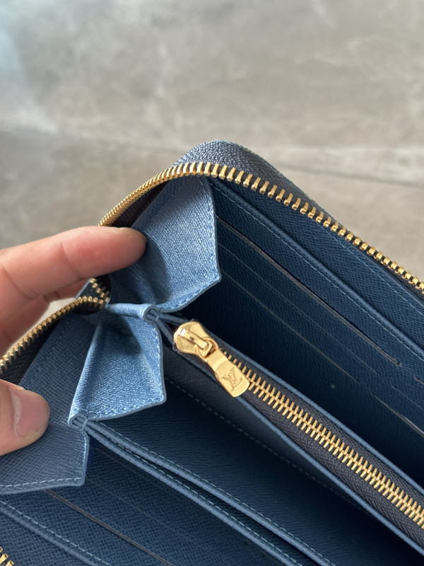 l**is V*t*n zippy wallet