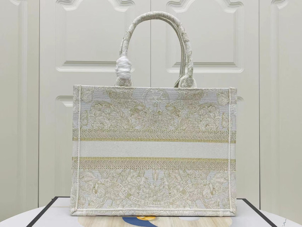 medium D*or book tote