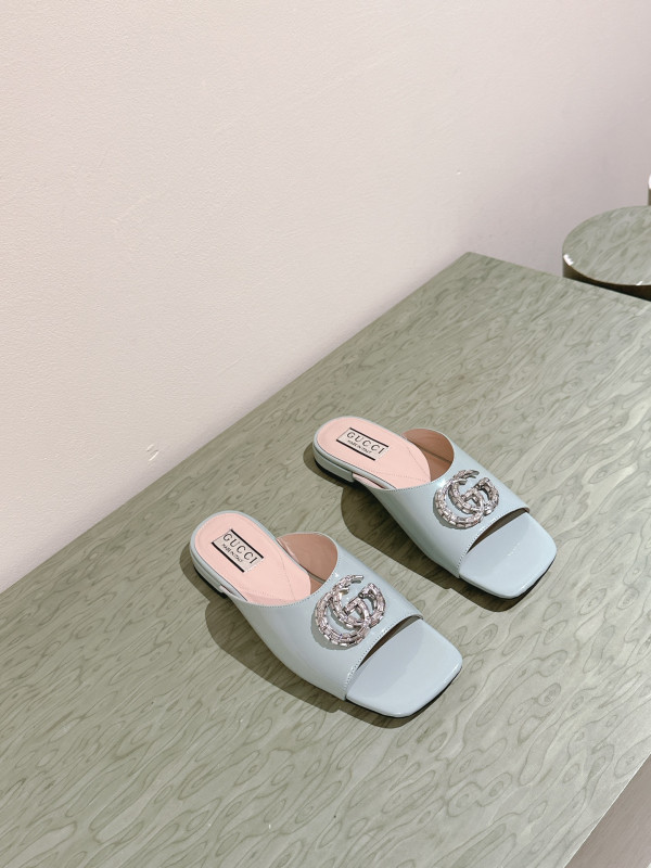 G*u*i slide sandals