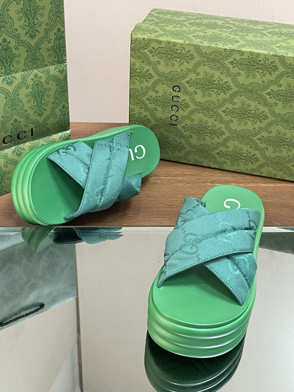 G*u*i slide sandals