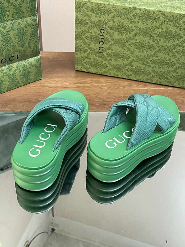 G*u*i slide sandals