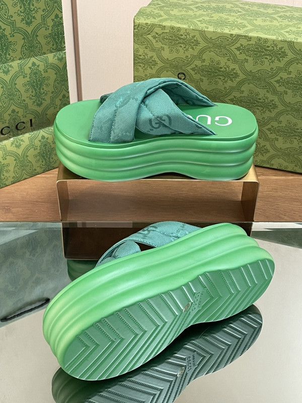 G*u*i slide sandals