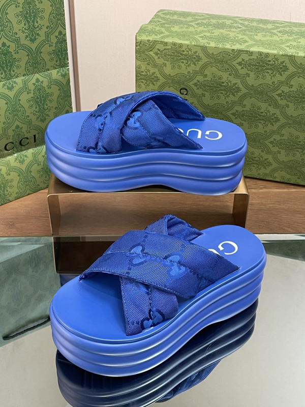 G*u*i slide sandals