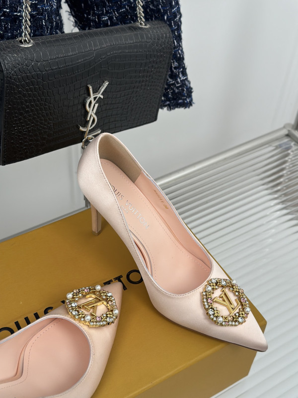 l**is V*t*n heels
