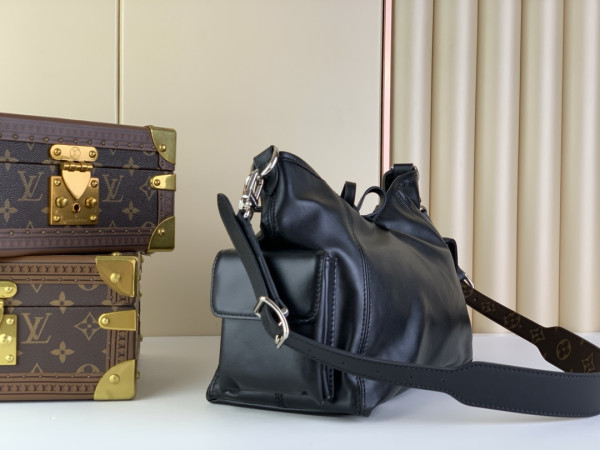 l**is V*t*n carryall cargo -33.5 x 23x15cm