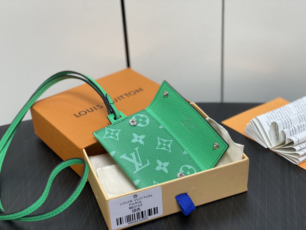 l**is V*t*n card holder necklace-7.6*10*0.5cm