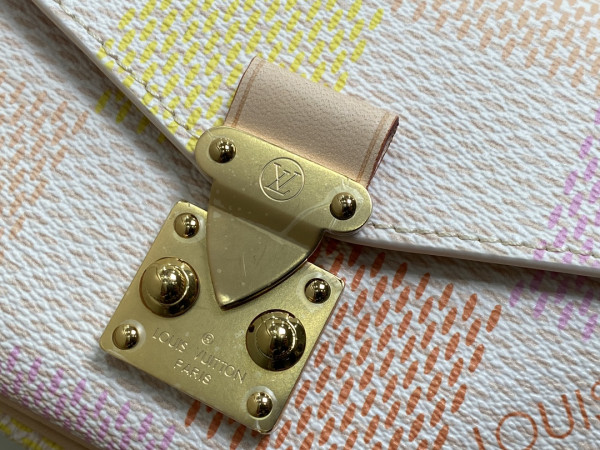 l**is V*t*n pochette metis east west