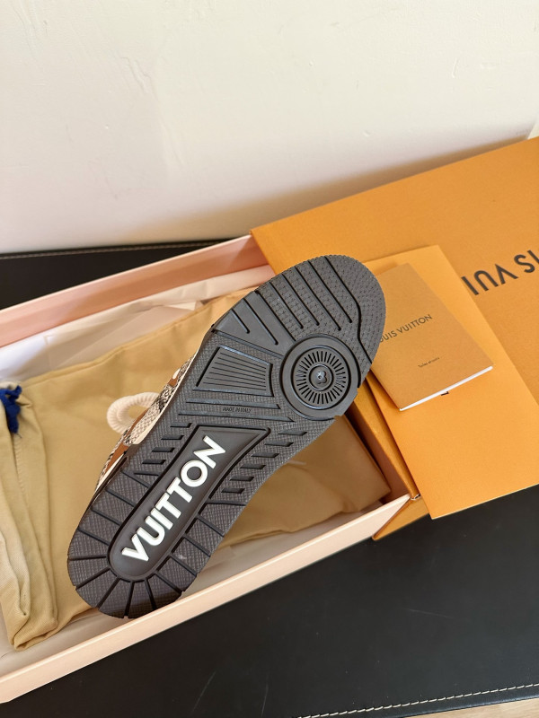 l**is V*t*n sneakers