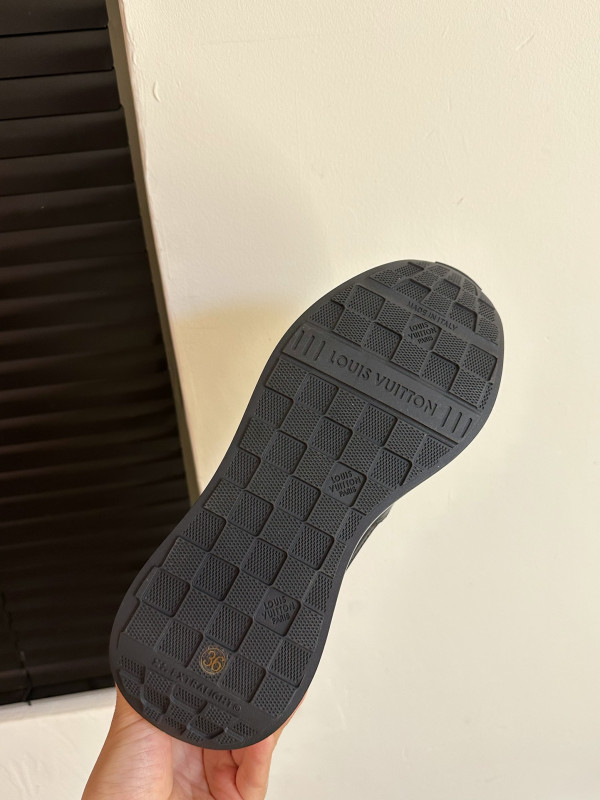 l**is V*t*n sneakers