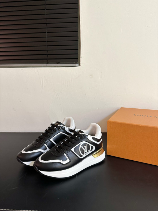 l**is V*t*n sneakers