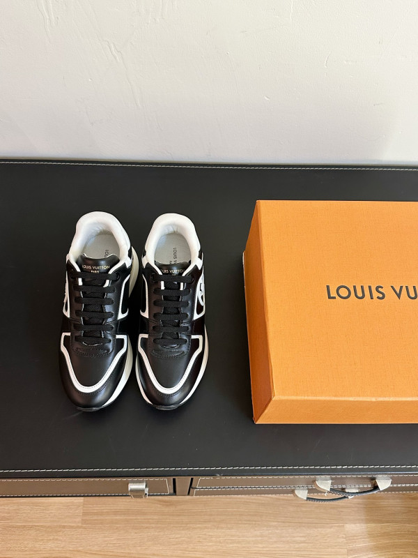 l**is V*t*n sneakers
