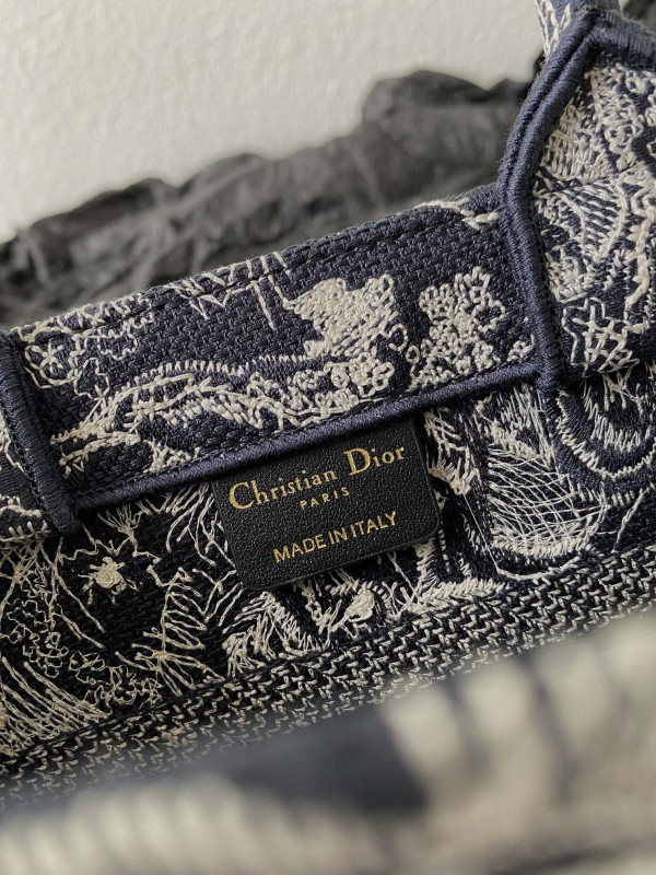 D*or oblique book tote-26.5×21×14cm