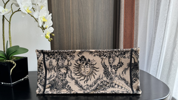 medium D*or book tote-36*18*28cm