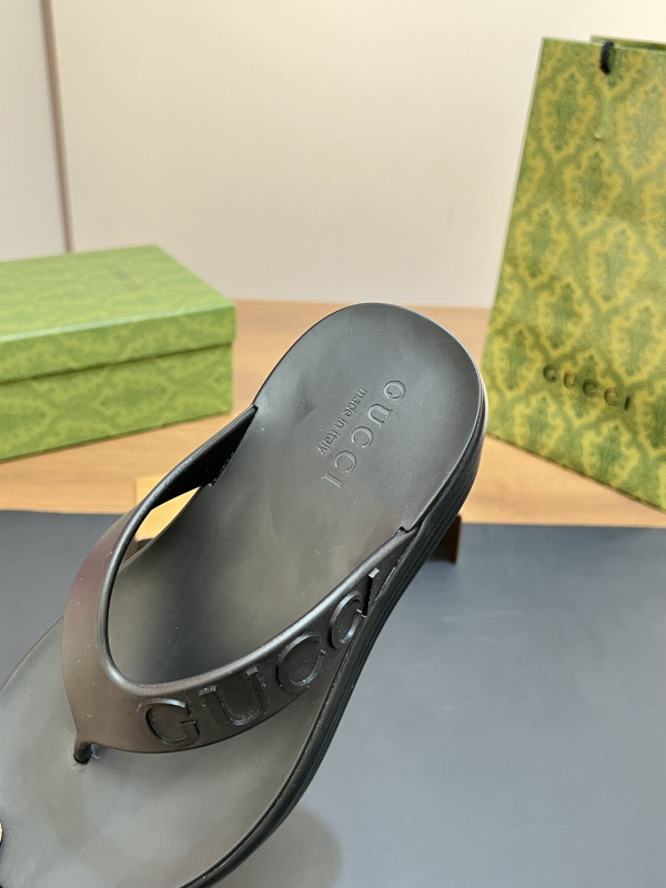 G*u*i slide sandals
