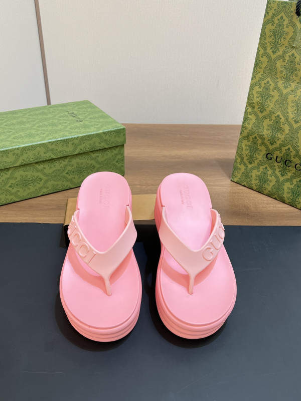 G*u*i slide sandals