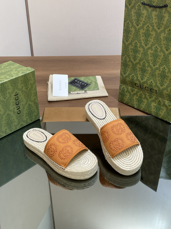 G*u*i slide sandals