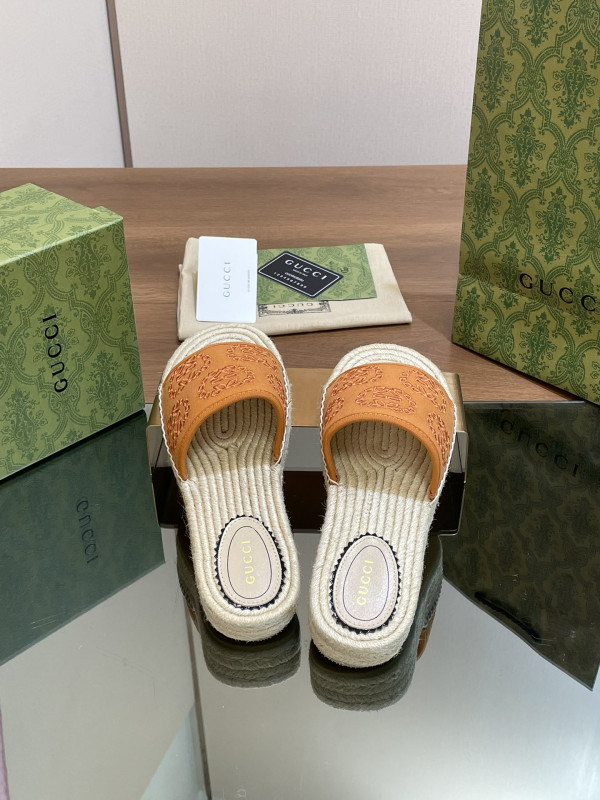 G*u*i slide sandals