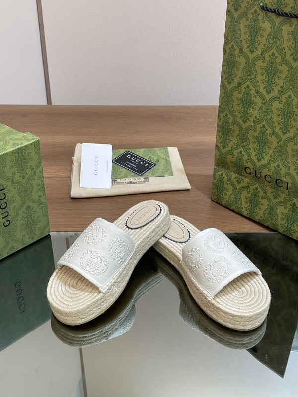 G*u*i slide sandals