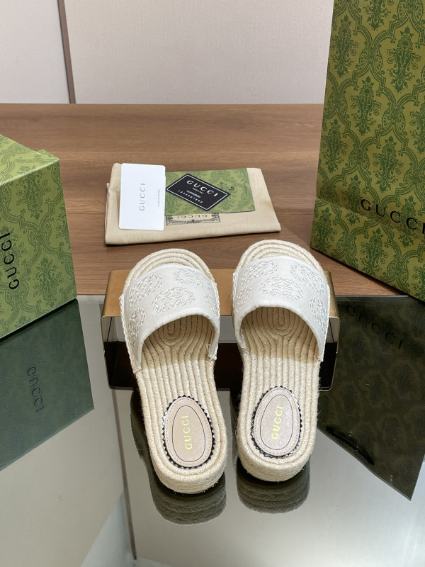 G*u*i slide sandals