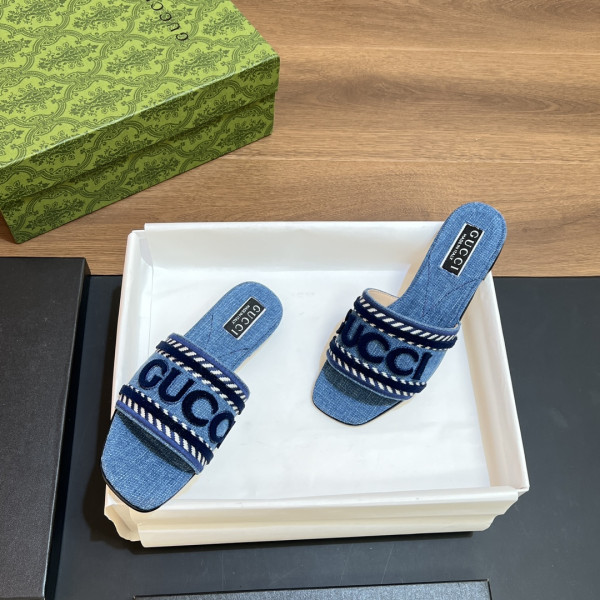 G*u*i slide sandals