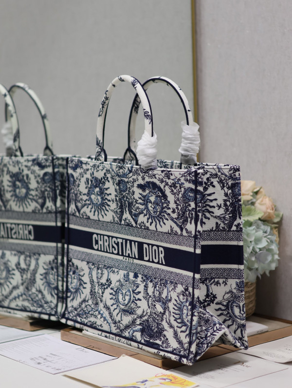 large D*or book tote-42*35*18.5cm