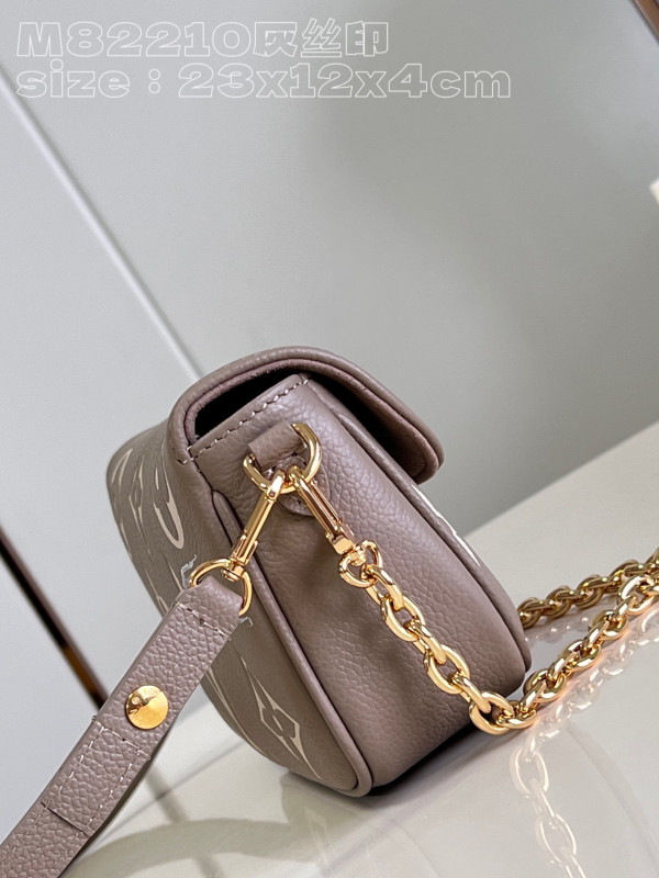 l**is V*t*n wallet on chain ivy-23.5*12*4.3cm