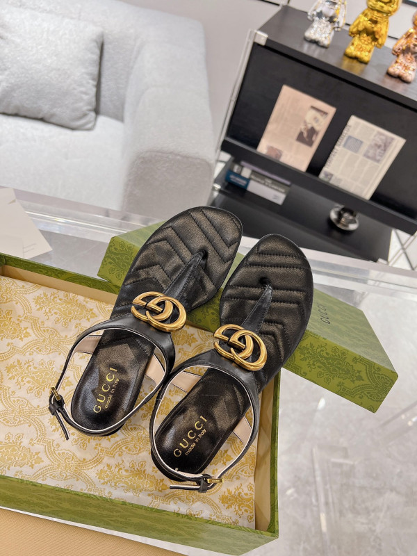 G*u*i slide sandals