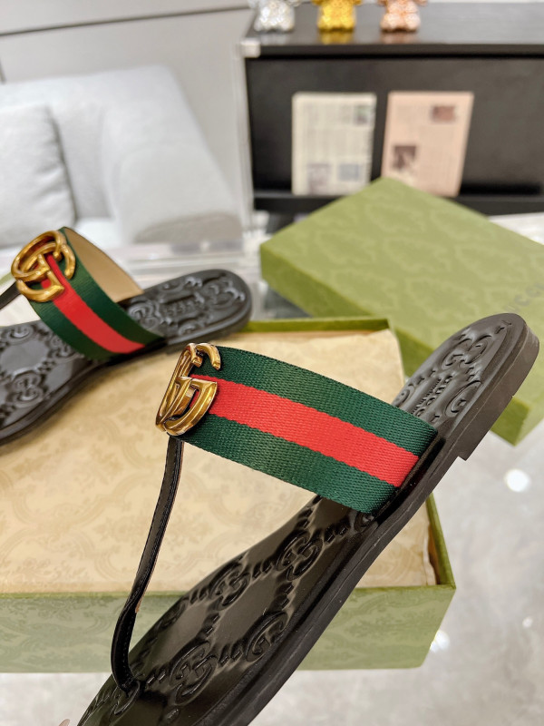 G*u*i slide sandals