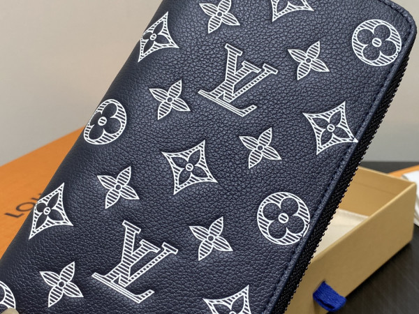 l**is V*t*n zippy wallet-10*20*2 cm