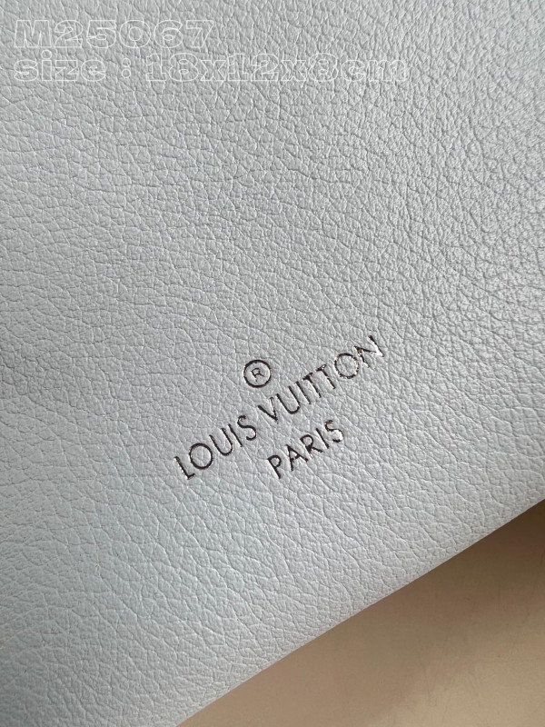 l**is V*t*n side trunk pm-18*12.5*8cm