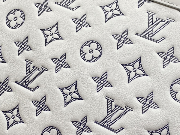 l**is V*t*n pochette to-go-30*21.5*2cm