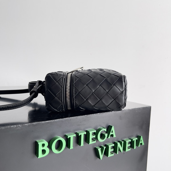 Bo*te*ga ve*ne*ta vanity case crossbody bag