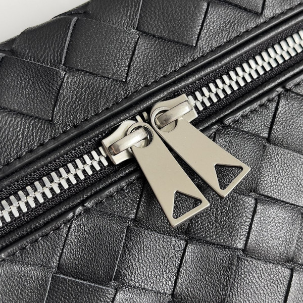 Bo*te*ga ve*ne*ta vanity case crossbody bag
