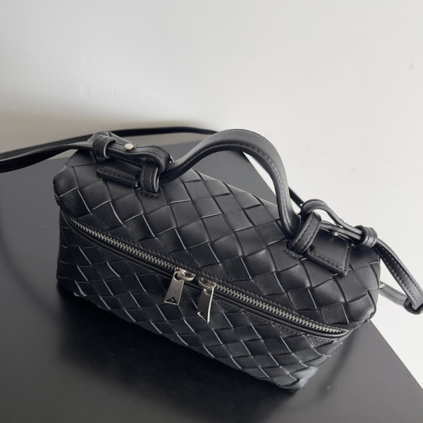 Bo*te*ga ve*ne*ta vanity case crossbody bag