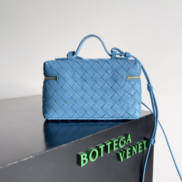 Bo*te*ga ve*ne*ta vanity case crossbody bag